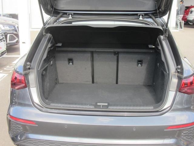 開口部が低く設定されているので、荷物の積み下ろしがスムーズに行えます。更に分割可倒式リアシートの採用でシートのバックレストを倒すと、大きく長い荷物も積み込めます。