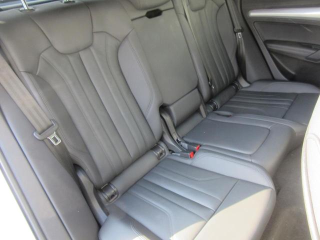 ホールド性が高く、ほどよく固いリアシートは長時間乗車も快適に過ごす事ができます！！