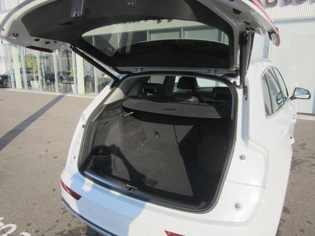 開口部が低く設定されているので、荷物の積み下ろしがスムーズに行えます。更に分割可倒式リアシートの採用でシートのバックレストを倒すと、大きく長い荷物も積み込めます。
