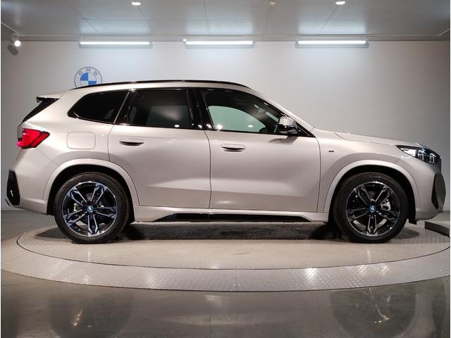 ｉＸ１ ｘＤｒｉｖｅ　３０　Ｍスポーツ　デモカー　ＡＣＣ　テクノロジーパッケージ　１８インチアルミ　ヘッドアップディスプレイ　シートヒーター　衝突軽減ブレーキ　車線逸脱警告　パーキングサポート　　レーンチェンジウォーニング　ＬＥＤヘッド（7枚目）