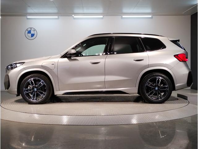 ｉＸ１ ｘＤｒｉｖｅ　３０　Ｍスポーツ　デモカー　ＡＣＣ　テクノロジーパッケージ　１８インチアルミ　ヘッドアップディスプレイ　シートヒーター　衝突軽減ブレーキ　車線逸脱警告　パーキングサポート　　レーンチェンジウォーニング　ＬＥＤヘッド（8枚目）