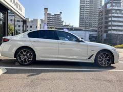 【ＢＭＷの伝統２】時代を超える美しさ。磨き抜かれたエアロダイナミクスが瞳を奪う。一目で伝わるスポーティーなプロポーションは、ＢＭＷの走行性能を生み出すのに欠かせない要因の一つです。 7