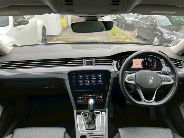 パサートヴァリアント ＴＤＩエレガンスアドバンス　認定中古車　ＩＱ．ＬＩＧＨＴ　シートヒーター　ｗｅ　Ｃｏｎｎｅｃｔ　トラベルアシスト　ＡＣＣ　バックカメラ　アダプティブクルーズコントロール　ナビ　デイライト　レザーシート　レーンチェンジアシスト（4枚目）