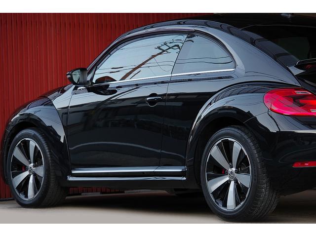 専用１８インチＡＷ、専用リアスポイラー、クロームツインエキゾーストパイプ、３連メーター、プライバシーガラス、バイキセノンヘッドランプ等を装備する、クールスターパッケージ。