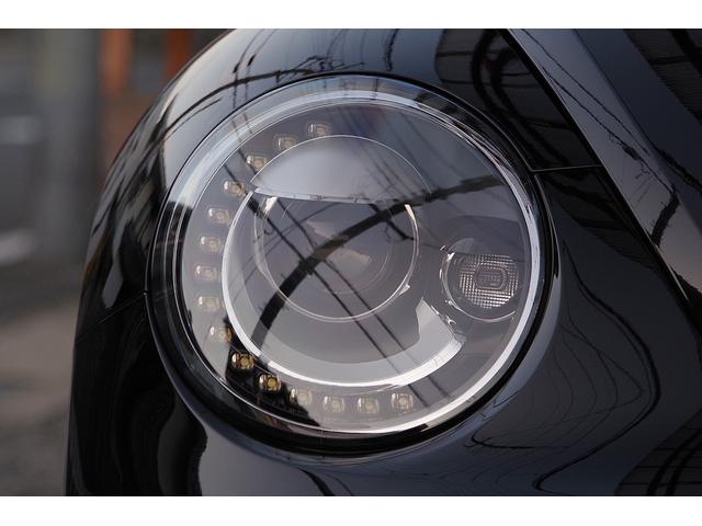 前オーナーの保管状態を物語る、良好な状態のヘッドライト。