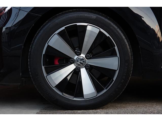 左前輪の様子です。ブレーキダストの付着もなく、大変美しい状態の足元です。