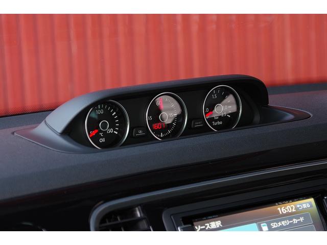 クールスターパッケージに装備される３連メーターは、油温計・ストップウォッチ・ブースト計で構成されます。