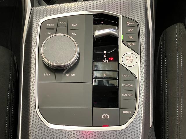 ３シリーズ ３１８ｉツーリング　Ｍスポーツ　弊社デモカー　２ｎｄＬＣＩモデル　Ｄ型ハンドル　アクティブクルーズコントロール　ヘッドアップディスプレイ　電動リアゲート　１８インチＡＷ　カーブドディスプレイ　パドルシフト　アンビエントライト（35枚目）