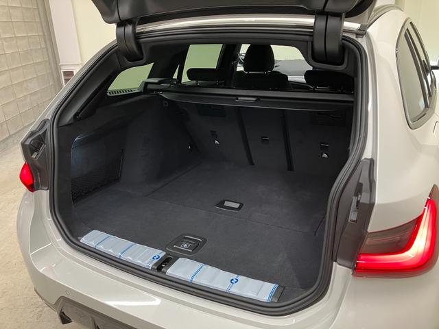 ３シリーズ ３１８ｉツーリング　Ｍスポーツ　弊社デモカー　２ｎｄＬＣＩモデル　Ｄ型ハンドル　アクティブクルーズコントロール　ヘッドアップディスプレイ　電動リアゲート　１８インチＡＷ　カーブドディスプレイ　パドルシフト　アンビエントライト（38枚目）