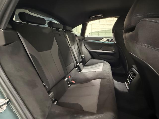 4シリーズ 420d xDriveグランクーペ Mスポーツ 元デモカー サウンドPKG 全周囲カメラ アクティブクルーズ Harman/Kardon アンビエントライト カーブドディスプレイ ワイヤレス充電 電動シート シートヒーター インテリジェントセーフ(14枚目)