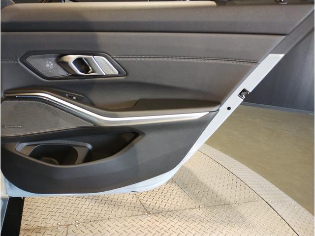 Ｍ３ Ｍ３セダン　コンペティション　Ｍ　ｘＤｒｉｖｅ　ワンオーナー　ブラックレザー　レーザーライト　ハーマンカードンスピーカー　全周囲カメラ　シートヒーター　カーブドディスプレイ　フルセグＴＶ　アクティブクルーズコントロール　ヘッドアップディスプレイ（70枚目）