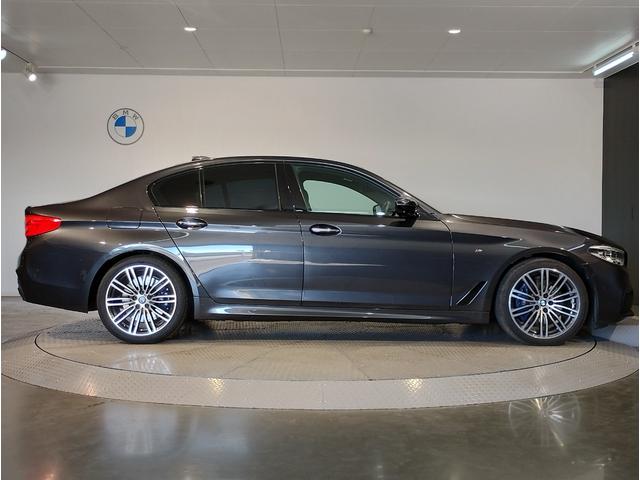 5シリーズ 530i Mスポーツ ヘッドアップディスプレイ ブラックキドニーグリル ブラックレザーシート シートヒーター 全周囲カメラ アクティブクルーズコントロール 19インチAWホイール パドルシフト 電動シート 電動リアゲート(8枚目)