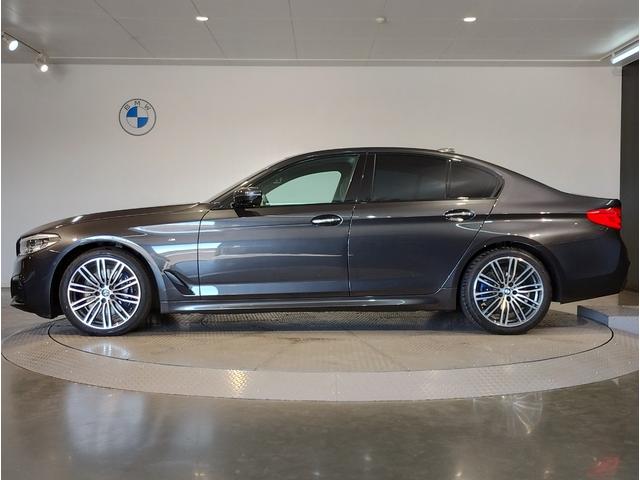 5シリーズ 530i Mスポーツ ヘッドアップディスプレイ ブラックキドニーグリル ブラックレザーシート シートヒーター 全周囲カメラ アクティブクルーズコントロール 19インチAWホイール パドルシフト 電動シート 電動リアゲート(9枚目)