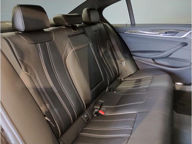 5シリーズ 530i Mスポーツ ヘッドアップディスプレイ ブラックキドニーグリル ブラックレザーシート シートヒーター 全周囲カメラ アクティブクルーズコントロール 19インチAWホイール パドルシフト 電動シート 電動リアゲート(14枚目)