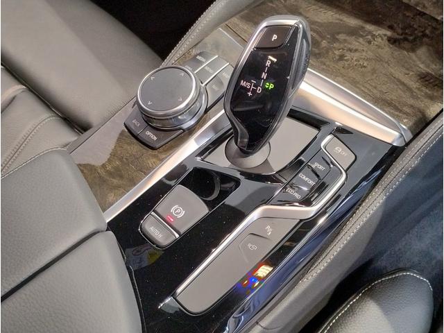 5シリーズ 530i Mスポーツ ヘッドアップディスプレイ ブラックキドニーグリル ブラックレザーシート シートヒーター 全周囲カメラ アクティブクルーズコントロール 19インチAWホイール パドルシフト 電動シート 電動リアゲート(17枚目)
