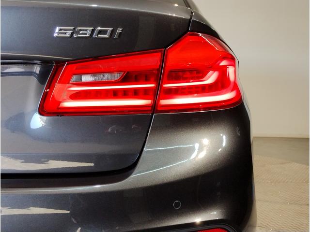 5シリーズ 530i Mスポーツ ヘッドアップディスプレイ ブラックキドニーグリル ブラックレザーシート シートヒーター 全周囲カメラ アクティブクルーズコントロール 19インチAWホイール パドルシフト 電動シート 電動リアゲート(41枚目)