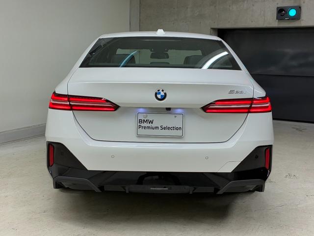 ５シリーズ ５２３ｉ　Ｍスポーツ　弊社デモカー　アクティブクルーズコントロール　ヘッドアップディスプレイ　全周囲カメラ　ＰＤＣセンサー　シートヒーター　１９インチＡＷ　電動リアゲート　アンビエントライト　　パドルシフト（32枚目）