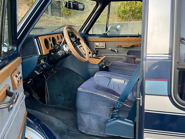 シボレーシェビーバン ベースグレード　Ｇ２０　シェビーバン　Ｇｌａｄｉａｔｏｒ／３ナンバー登録／７人乗り／フローマスター４０（マフラー）／サイド＆リア観音開き／ダブルエアコン／ナビ／バックカメラ／ドラレコ付デジタルインナーミラー／ＥＴＣ（9枚目）