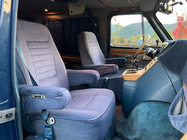 シボレーシェビーバン ベースグレード　Ｇ２０　シェビーバン　Ｇｌａｄｉａｔｏｒ／３ナンバー登録／７人乗り／フローマスター４０（マフラー）／サイド＆リア観音開き／ダブルエアコン／ナビ／バックカメラ／ドラレコ付デジタルインナーミラー／ＥＴＣ（16枚目）