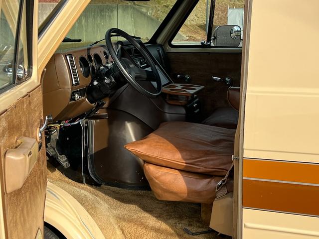 シボレーシェビーバン 　Ｇ１０／ショーティ／カリフォルニア／１９８５年モデル／自社輸入／自社新規登録／１ナンバー登録／５人乗り／国内整備済み／スライドドア／エアコン／クレーガーホイール／ホワイトリボンタイヤ／スペアタイヤ（9枚目）