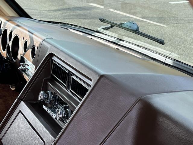 シボレーシェビーバン 　Ｇ１０／ショーティ／カリフォルニア／１９８５年モデル／自社輸入／自社新規登録／１ナンバー登録／５人乗り／国内整備済み／スライドドア／エアコン／クレーガーホイール／ホワイトリボンタイヤ／スペアタイヤ（24枚目）