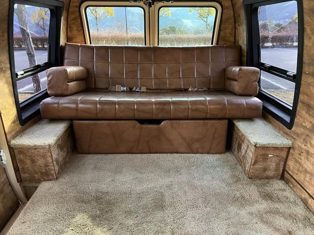 シボレーシェビーバン 　Ｇ１０／ショーティ／カリフォルニア／１９８５年モデル／自社輸入／自社新規登録／１ナンバー登録／５人乗り／国内整備済み／スライドドア／エアコン／クレーガーホイール／ホワイトリボンタイヤ／スペアタイヤ（32枚目）