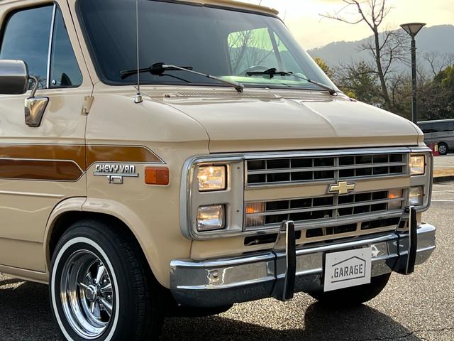シボレーシェビーバン 　Ｇ１０／ショーティ／カリフォルニア／１９８５年モデル／自社輸入／自社新規登録／１ナンバー登録／５人乗り／国内整備済み／スライドドア／エアコン／クレーガーホイール／ホワイトリボンタイヤ／スペアタイヤ（49枚目）
