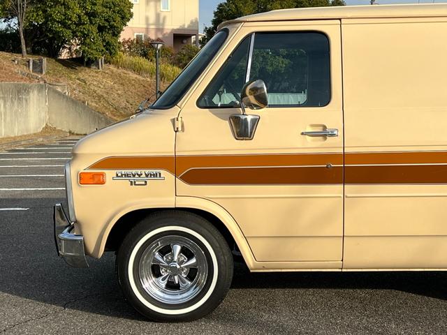 シボレーシェビーバン 　Ｇ１０／ショーティ／カリフォルニア／１９８５年モデル／自社輸入／自社新規登録／１ナンバー登録／５人乗り／国内整備済み／スライドドア／エアコン／クレーガーホイール／ホワイトリボンタイヤ／スペアタイヤ（53枚目）