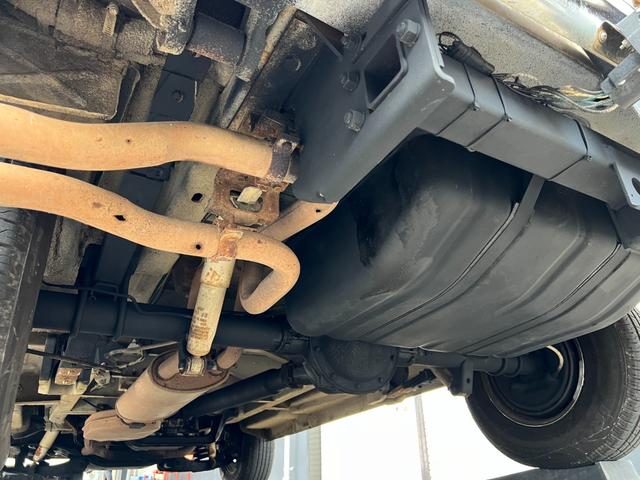 シボレーシェビーバン 　Ｇ１０／ショーティ／カリフォルニア／１９８５年モデル／自社輸入／自社新規登録／１ナンバー登録／５人乗り／国内整備済み／スライドドア／エアコン／クレーガーホイール／ホワイトリボンタイヤ／スペアタイヤ（67枚目）