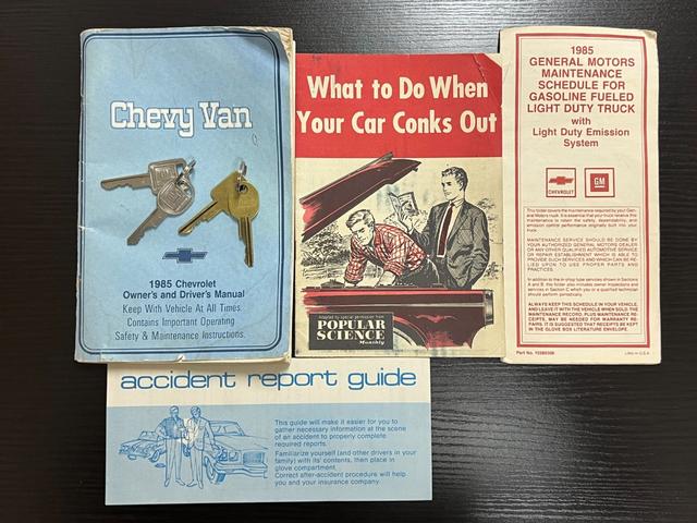 シボレーシェビーバン 　Ｇ１０／ショーティ／カリフォルニア／１９８５年モデル／自社輸入／自社新規登録／１ナンバー登録／５人乗り／国内整備済み／スライドドア／エアコン／クレーガーホイール／ホワイトリボンタイヤ／スペアタイヤ（68枚目）