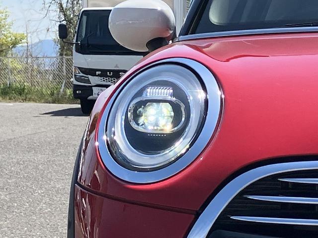 ＭＩＮＩ クーパー　ペッパー＆リアカメラパッケージ・ＬＥＤヘッドライト・リアビューカメラ・パークディスタンスコントロール・８．８インチ純正ナビ・ＢＴオーディオ・スマートキー・純正１５ＡＷ・禁煙（6枚目）