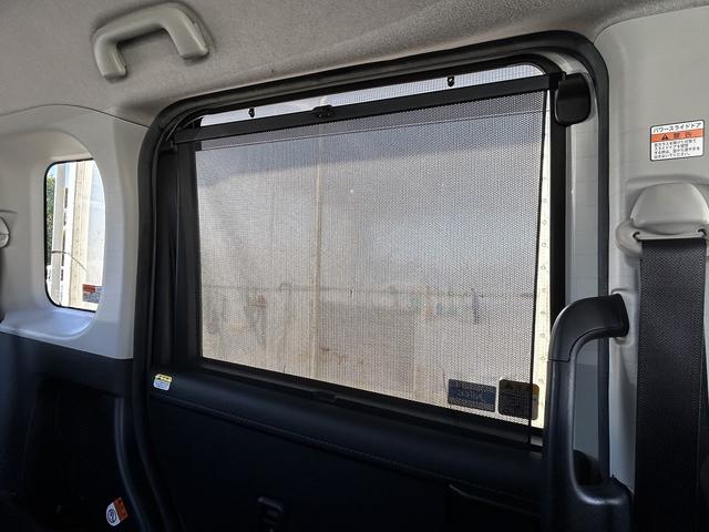 ◆ロールサンシェード（後席）◆直射日光を防ぐロールサンシェードを装備。プライバシーの保護にも役立ちます。