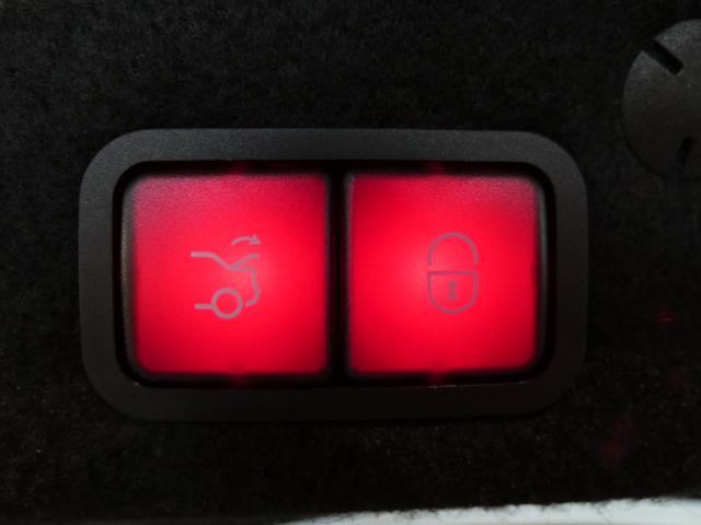 Ｃクラス Ｃ２００　ローレウスエディション　スポーツプラスパッケージ　レザーエクスクルーシブＰＫＧ　レーダーセーフティＰＫＧ　Ｆ席シートＨ　Ｆ席ベンチレーション　Ｂｕｒｍｅｓｔｅｒサウンド　ＨＵＤ　３６０°カメラ　純正ＨＤＤナビ　地デジ　禁煙（23枚目）