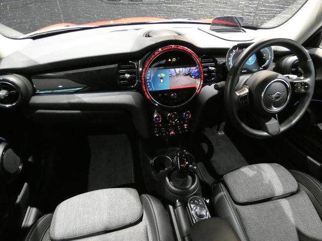 ＭＩＮＩ 　クーパー　アップルカープレイ　ＨＵＤ　シートＨ　Ｒカメラ　パークディスタンス　クルコン　純正１６インチＡＷ　禁煙（7枚目）