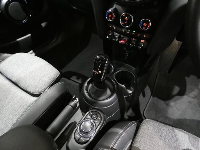 ＭＩＮＩ 　クーパー　アップルカープレイ　ＨＵＤ　シートＨ　Ｒカメラ　パークディスタンス　クルコン　純正１６インチＡＷ　禁煙（11枚目）