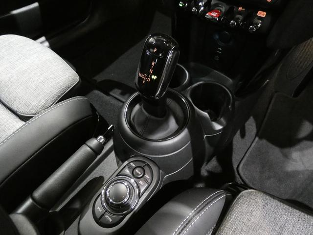 ＭＩＮＩ 　クーパー　アップルカープレイ　ＨＵＤ　シートＨ　Ｒカメラ　パークディスタンス　クルコン　純正１６インチＡＷ　禁煙（12枚目）