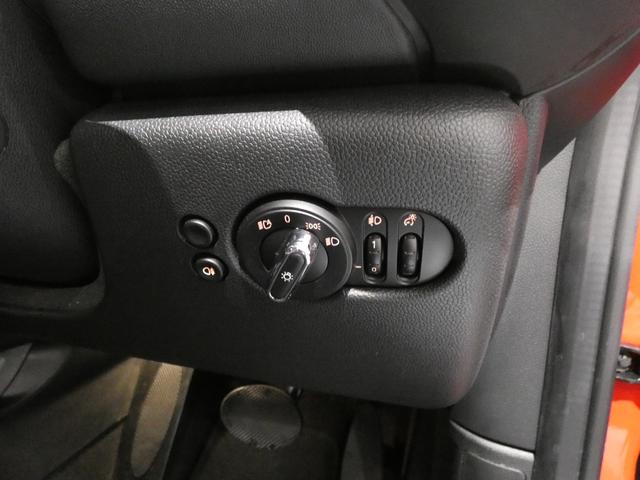 ＭＩＮＩ 　クーパー　アップルカープレイ　ＨＵＤ　シートＨ　Ｒカメラ　パークディスタンス　クルコン　純正１６インチＡＷ　禁煙（13枚目）
