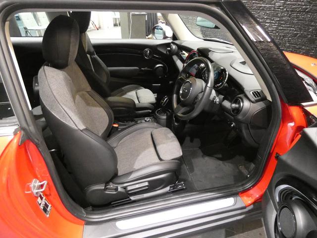 ＭＩＮＩ 　クーパー　アップルカープレイ　ＨＵＤ　シートＨ　Ｒカメラ　パークディスタンス　クルコン　純正１６インチＡＷ　禁煙（16枚目）
