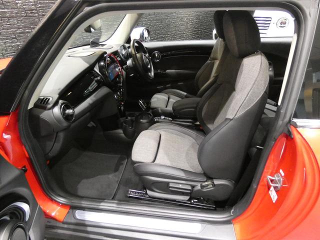 ＭＩＮＩ 　クーパー　アップルカープレイ　ＨＵＤ　シートＨ　Ｒカメラ　パークディスタンス　クルコン　純正１６インチＡＷ　禁煙（17枚目）
