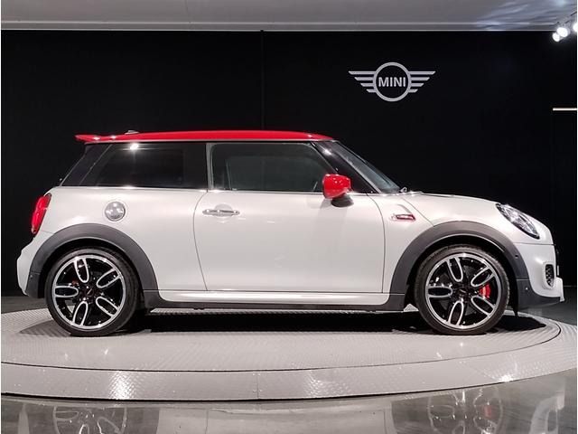 ジョンクーパーワークス トラックスタイル・ヘッドアップディスプレイ・デジタルメーター・純正18インチAW・シートヒーター・純正HDDナビ・バックカメラ・PDC・LEDヘッドライト・パドルシフト・アクティブクルーズコントロール(8枚目)