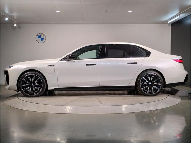 ｉ７ Ｍ７０　ｘＤｒｉｖｅ　ワンオーナー　パノラマガラスサンルーフ　リアエンターテイメントエクスペリエンス　Ｂｏｗｅｒｓ＆Ｗｉｌｋｉｎｓダイヤモンドサウンドシステム　リアコンフォートパッケージ　エグゼクティブラウンジシート（9枚目）