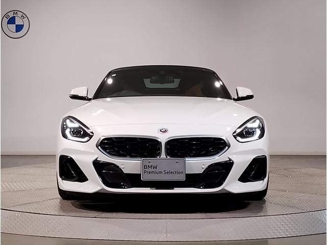 【ドライバーコックピット】人間工学に基づきドライバー中心にすべての操作パネルを設計。ドライバーが直感的に操作できる様にドライバー側にわずかに傾斜。常に運転に最適な姿勢／視線を保つ事が出来ます！