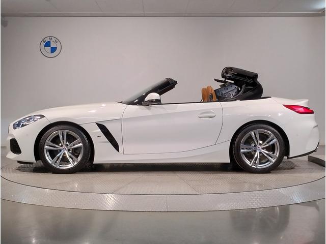 【前後重量配分５０：５０】重たいエンジンを出来るだけ車両中央に配置して搭載。重たいバッテリーをあえてトランク下部に配置する等の拘りの設計。「駆け抜ける歓び」をご体感下さい。