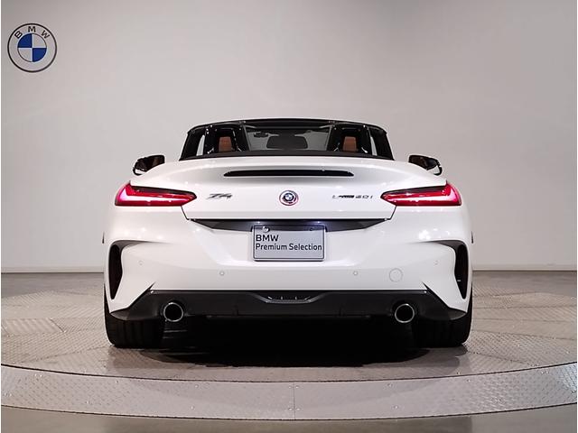 【前後重量配分５０：５０】重たいエンジンを出来るだけ車両中央に配置し搭載。重たいバッテリーをあえてトランク下部に配置し前後バランスを考えた設計。すべてＢＭＷの「駆け抜ける歓び」を体感頂く為の拘りです！