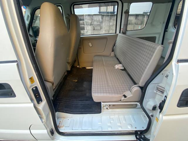 後部座席のベンチシート上にはキズや破れはありません。