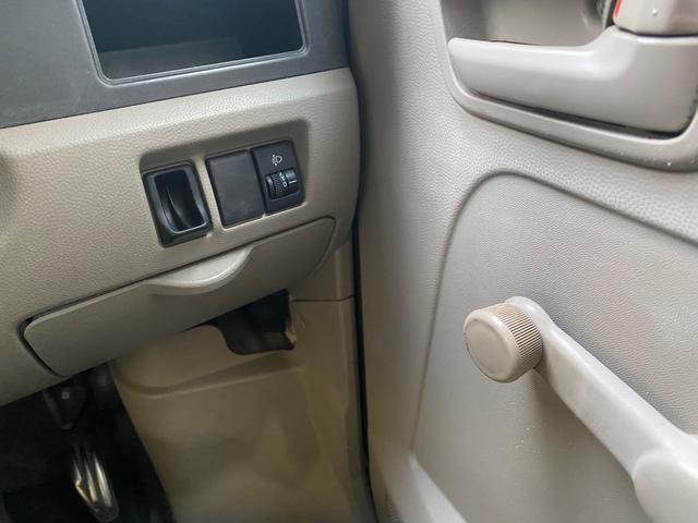 パワーウィンドウはありません。手回しです！