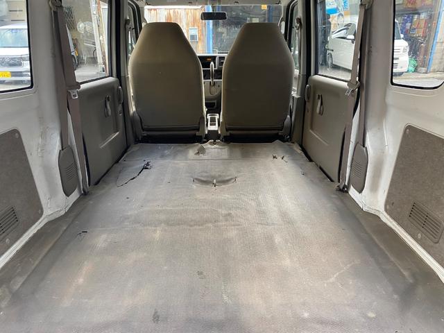 荷台には一部シートの破れがございます。