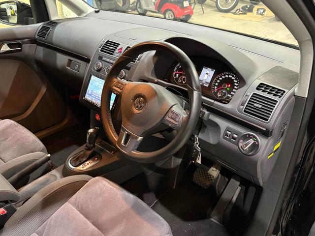 ゴルフトゥーラン ＴＳＩ　ハイライン　／アルパイン８インチナビ／バックカメラ／ＥＴＣ（3枚目）