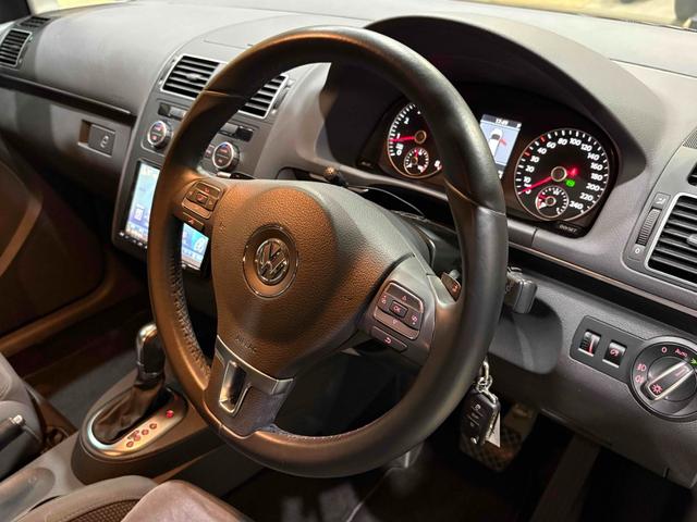 ゴルフトゥーラン ＴＳＩ　ハイライン　／アルパイン８インチナビ／バックカメラ／ＥＴＣ（13枚目）