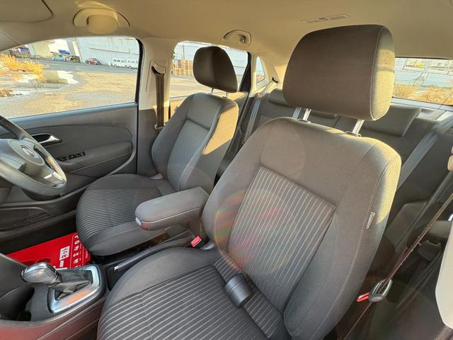 ポロ ＴＳＩハイライン　ワンオーナー・ユーザー買取車両・社外ナビ・ＴＶ・バックカメラ・ＥＴＣ（5枚目）